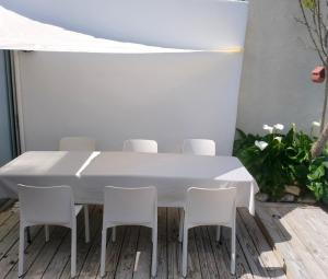 a white table and chairs in a room at Village du Manémeur in Quiberon