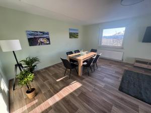 a dining room with a table and chairs at Wohnung bei den Drei Gleichen #S in Wandersleben