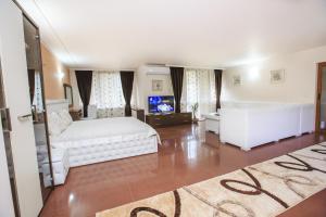 A bed or beds in a room at Парк Апарт-Хотел Виктория 1