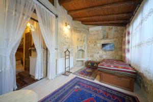 Un pat sau paturi într-o cameră la Selcuklu Evi Cave Hotel - Special Category