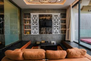 a living room with two couches and a tv at Madusea Grand Villa มาดูซี แกรนด์ วิลล่า in Ko Larn