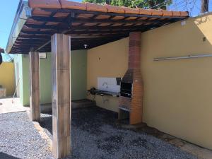 a wooden pergola on the side of a building at Casa Alegria até 9 pessoas, Piscina, Churrasqueira, Empresas e Grupos in Montes Claros +60 photos