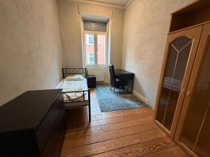a room with a bedroom with a bed and a desk at Zimmer in Kaiserslautern in Kaiserslautern