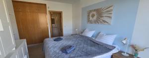 a bedroom with a bed with two towels on it at Casa Londi in Almuñécar +12 photos