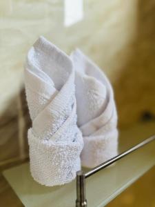 a stack of towels sitting on top of a table at Cormorant Bath in Netolpitiya