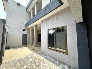 a building with a window on the side of it at Mariagletta Cozy Villa in Abomey-Calavi