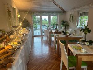 ein langer Speisesaal mit Tischen, auf denen Speisen gedeckt waren in der Unterkunft MarijaM-Haus in Badenweiler