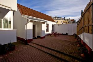a courtyard of a house with a picnic table at FeWo`s Katharina in Bremerhaven