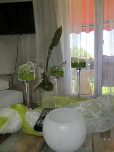ein Wohnzimmer mit einem Tisch, auf dem eine Schale und Blumen stehen in der Unterkunft MarijaM-Haus in Badenweiler + 24 Fotos