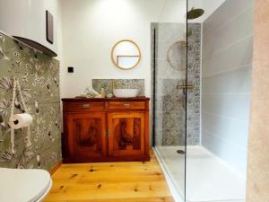 a bathroom with a wooden cabinet and a shower at Grand gîte champêtre ! LA SOURCE DE NOS RACINES - CORPS DE FERME AU COEUR DU PARC NATUREL DE L'AVESNOIS in Beaufort +82 photos
