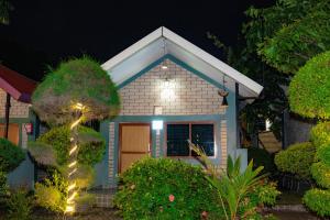 a small house with lights in front of it at Umai Garden Resort in Jogīkuti