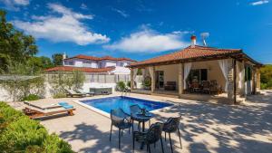 a backyard with a swimming pool and a house at Vila LeDa by Villas Guide in Barban