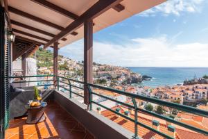 a balcony with a view of the ocean at Villa Lobos Flat 1 in Câmara de Lobos
