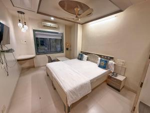a bedroom with a bed and a ceiling at Hotel Kinara Lodge in Jāmkhed