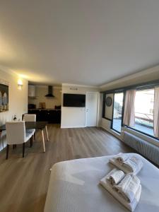 a bedroom with a bed and a table and a kitchen at Favolosa Suite con Terrazzo in Vicenza