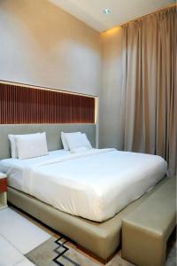 a bedroom with a large white bed in a room at 2020 Apartment Guzape in Chini +41 photos