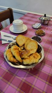 a plate of bread on top of a table at Hotel Internacional Necochea in Necochea