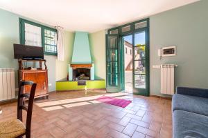 a living room with a fireplace and a couch at Agriturismo Gli Archi in Fauglia