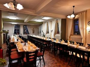 ein Esszimmer mit langen Tischen und Stühlen in der Unterkunft Krone Post in Gersfeld