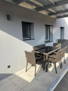 a black table and chairs on a patio at Gemütliche Wohnung in Puch in Puch bei Hallein