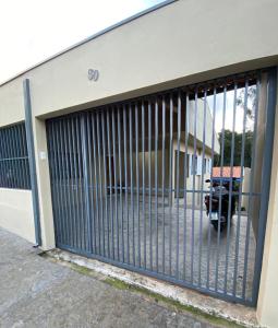 a garage door with a car parked behind it at Casa no Roteiro do Vinho - Casa 02 in São Roque