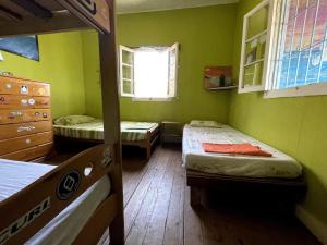 a small room with two beds and a window at Casa De Darwin in Lobitos