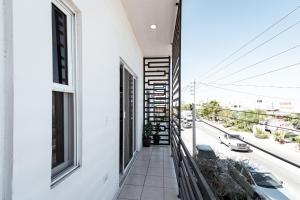an apartment balcony with a view of a street at Departamento Palmita in La Paz