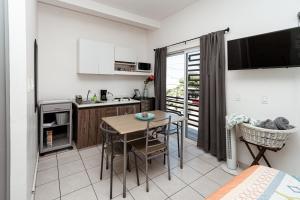 a kitchen and dining room with a table and chairs at Departamento Palmita in La Paz