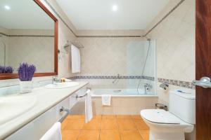 フエンヒロラにあるホテル IPV パレス & スパ　大人におすすめのバスルーム(洗面台、トイレ、バスタブ付)