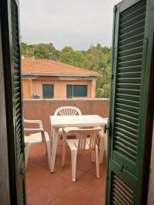 a white table and chairs on a balcony at Appartamento e Mansarda al mare in Rio Marina