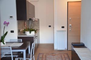 Una cocina con una mesa y un comedor. en Le Sorgenti, en Bormio 15 fotos más