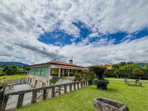 a house with a fence in front of a yard at Casa Antigo Alambique in Santa Cruz do Lima