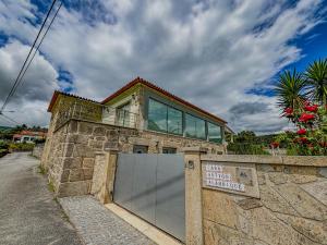 a stone building with a gate on the side of it at Casa Antigo Alambique in Santa Cruz do Lima