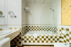 a bathroom with a bath tub and a sink at L'Agora Hotel in Bocairent +83 photos