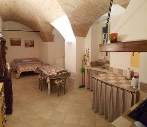 eine Küche und ein Esszimmer mit einem Tisch und einer Couch in der Unterkunft Appartamento Perugia Centro in Perugia + 62 Fotos