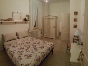 ein Schlafzimmer mit einem Bett, einem Tisch und einem Stuhl in der Unterkunft Appartamento Perugia Centro in Perugia