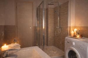 a bathroom with a shower and a washing machine at MARY HOUSE Central Station Large Apartment in Sondrio