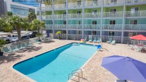 an overhead view of the pool at a hotel at Clearwater Beach Pelican 2 in Clearwater Beach