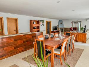 a dining room with a wooden table and chairs at Casa Antigo Alambique in Santa Cruz do Lima +33 photos