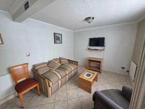 a living room with a couch and a tv at Maitencillo Habitamar in Maitencillo