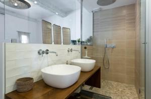 a bathroom with two sinks and a shower at Le Sémillon in Bandol