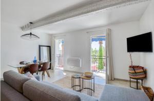 a living room with a couch and a table at Le Sémillon in Bandol