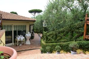 a large green bush in front of a house at La Meridiana in Lanuvio