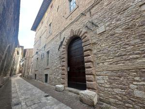 a brick building with a door on the side of it at Palazzo Sbaraglini in Assisi