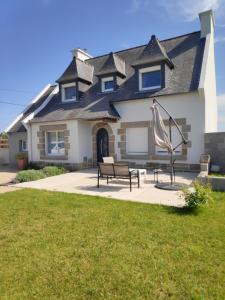 a house with two benches in front of it at Kastell-Mor 2 chambre d'hôtes à Santec in Santec