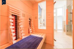 a dressing room with orange walls and a blue rug at Kapitänsweg 12 in Karlshagen +43 photos
