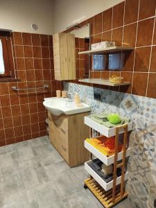 a small bathroom with a sink and a sink at Casa Rossy in Pieve San Giacomo