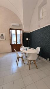 a room with a table and chairs and a window at Celebes in Brindisi