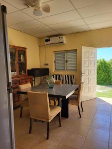 a dining room with a table and chairs at Chacra MARIANA in Gualeguay