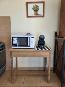 a microwave sitting on top of a wooden table at Chacra MARIANA in Gualeguay